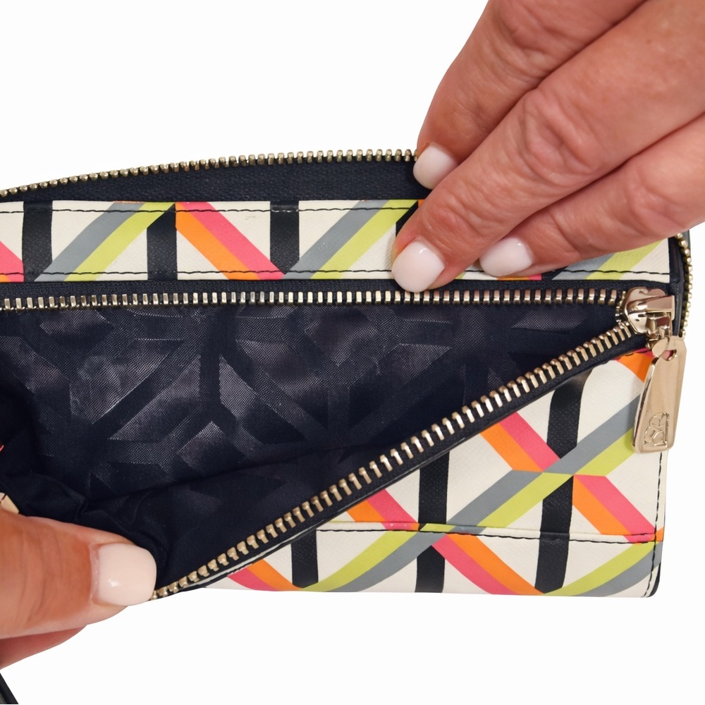 TRINA TURK Shanty Geo Zip Wristlet! - Picture 6 of 7